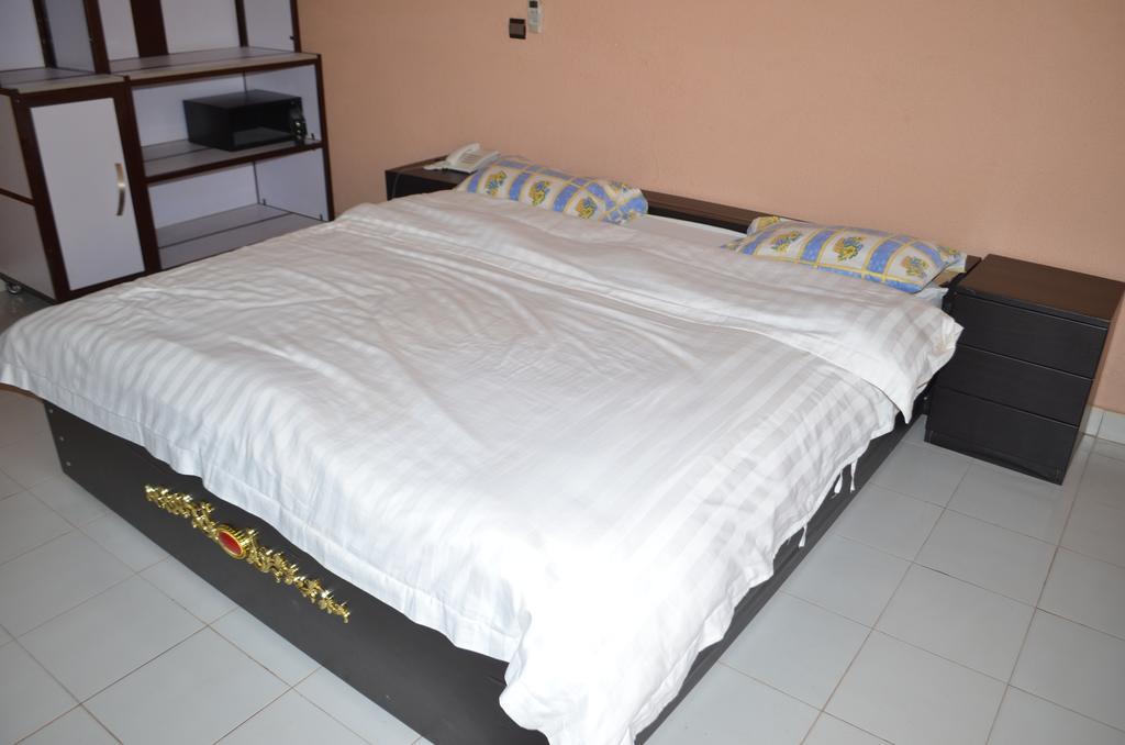 Ouaga Beach Hotel Ouagadougou Exteriör bild
